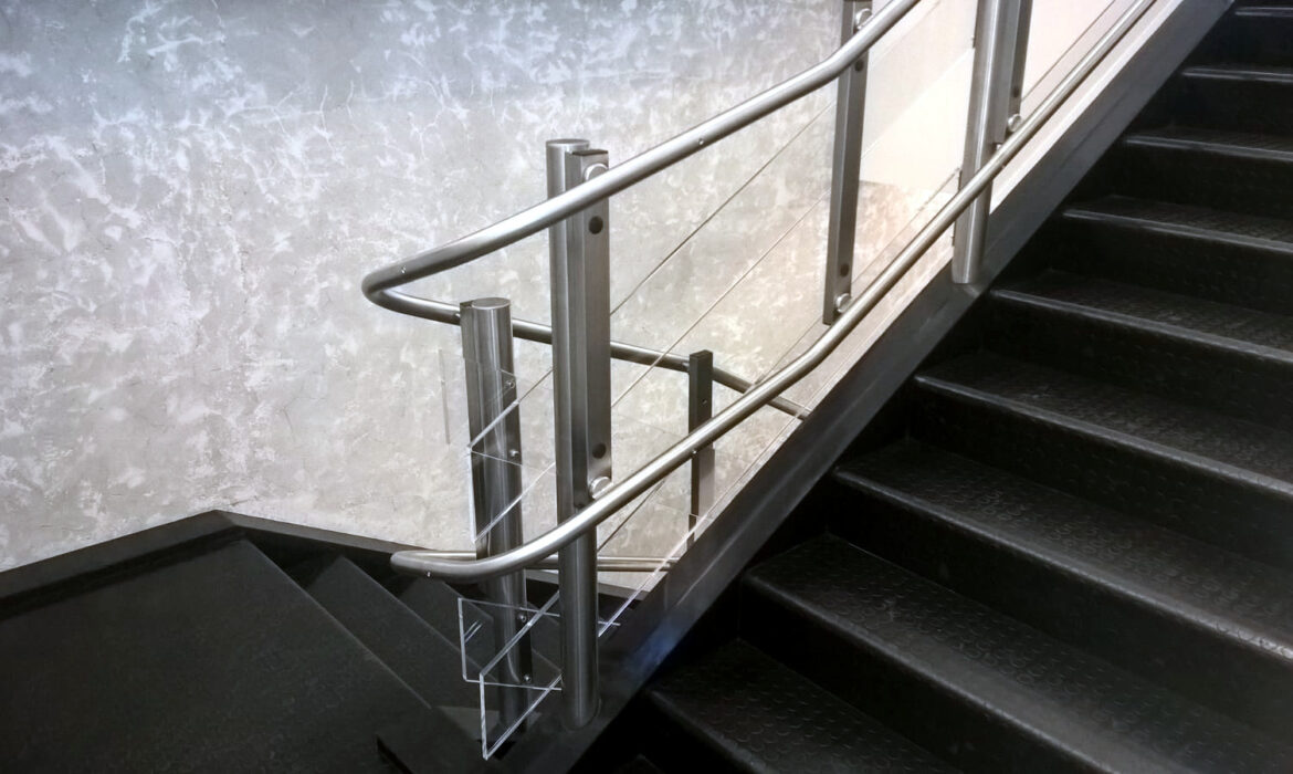 Our rail solution enhances accessibility within a Brescia clothing store.